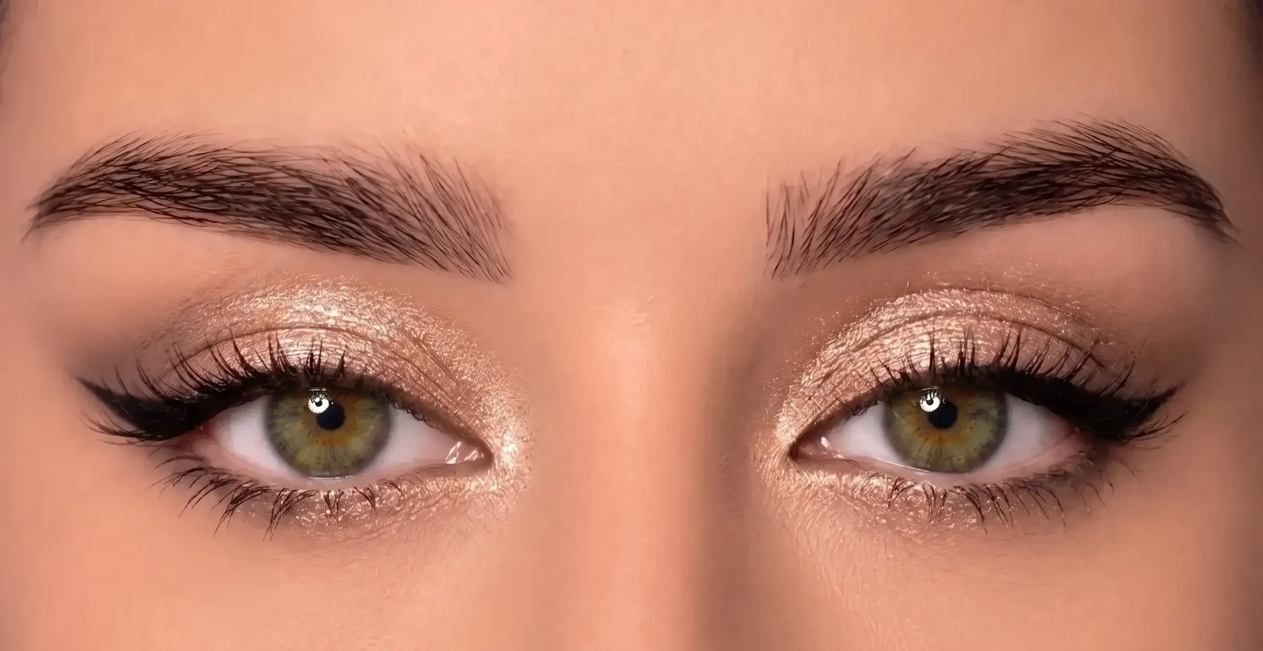 Green eyes with Champagne Eyeshadow makeup