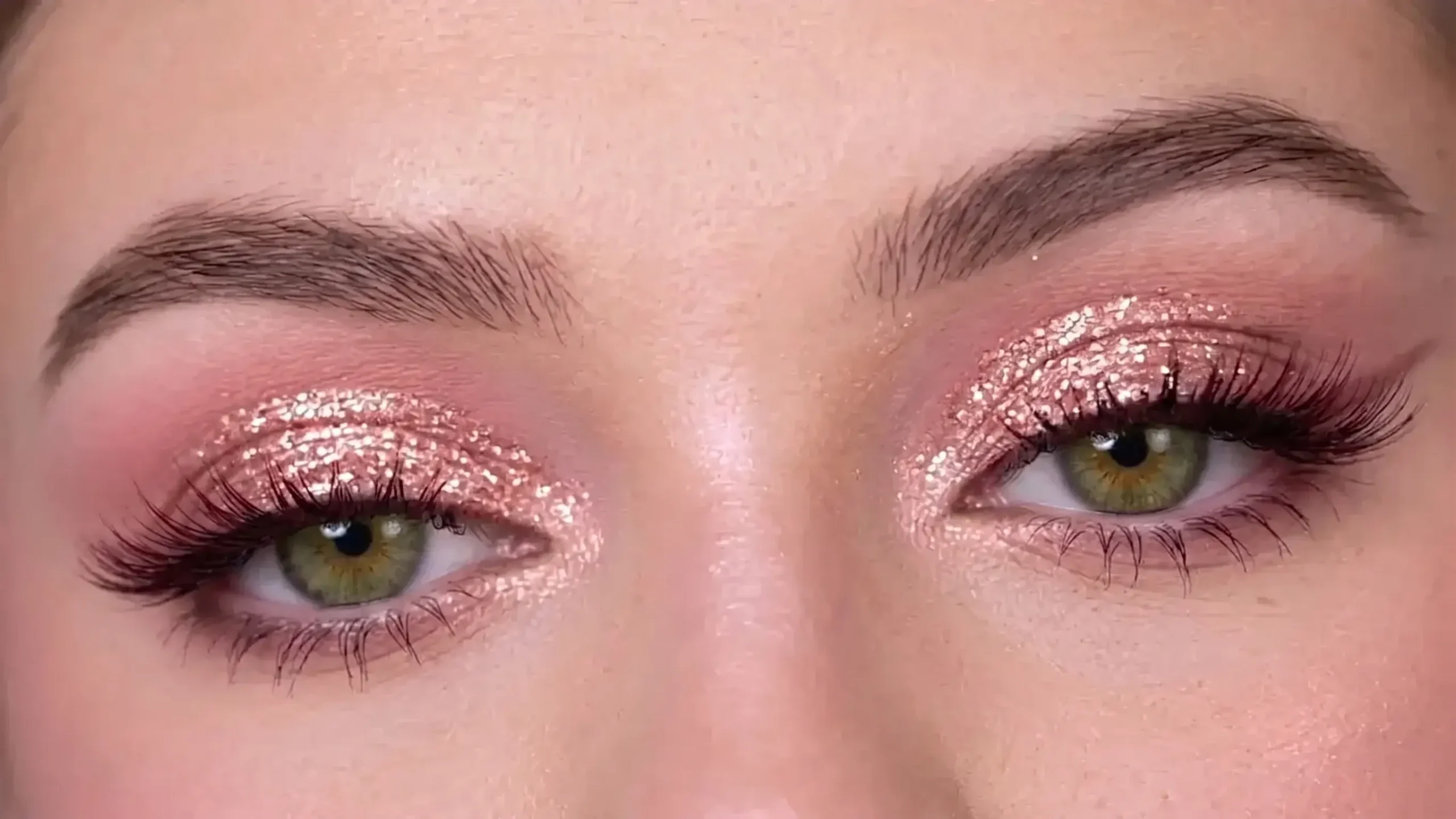 Green eyes with rose gold eyeshadow makeup