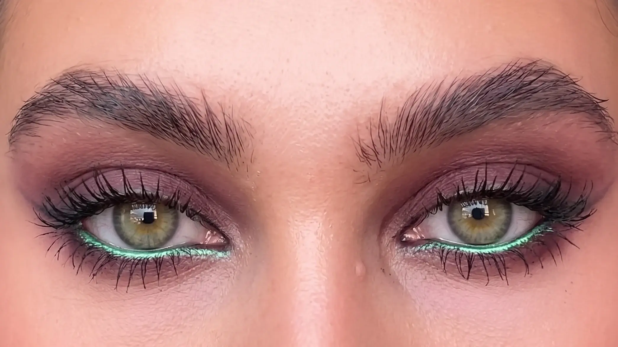 Green eyes with plum eyeshadow makeup